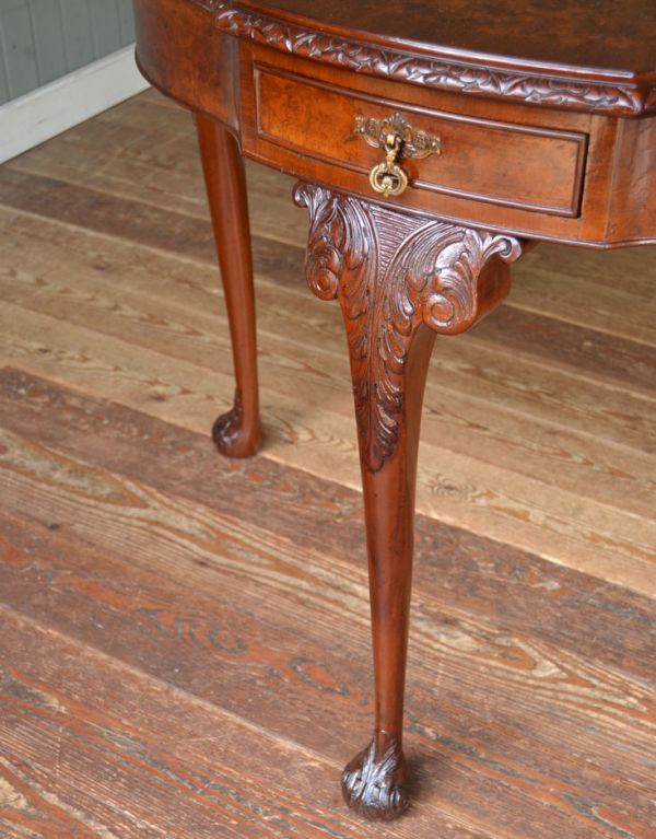 ロイドテーブル アンティーク家具 英国のアンティーク家具、ゴージャスな半月型の引き出し付コンソールテーブル。スラッと伸びた脚。(q-510-f)
