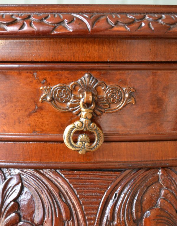 ロイドテーブル アンティーク家具 英国のアンティーク家具、ゴージャスな半月型の引き出し付コンソールテーブル。装飾がたっぷりのドロップ形の取っ手です。(q-510-f)