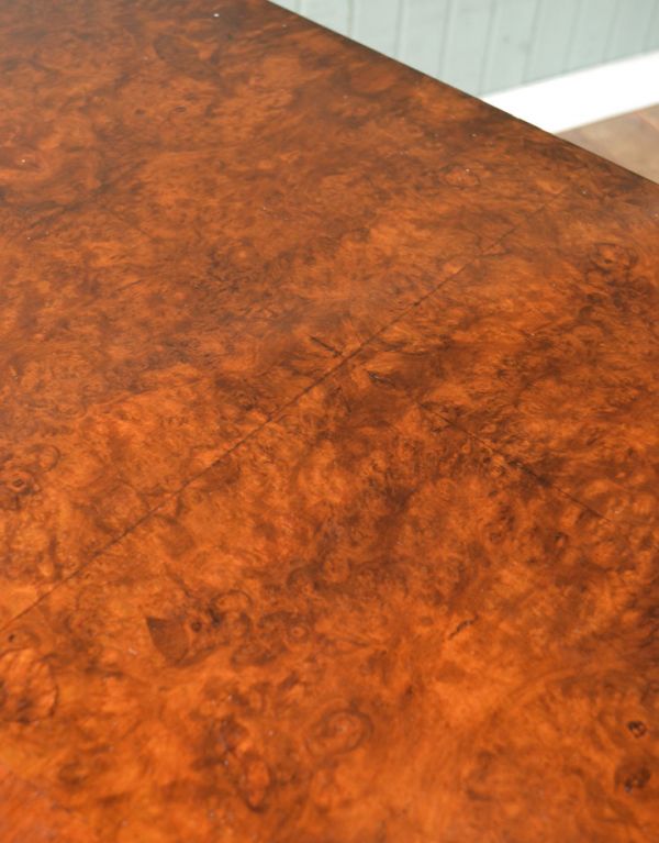 ロイドテーブル アンティーク家具 英国のアンティーク家具、ゴージャスな半月型の引き出し付コンソールテーブル。高級感のあるウォルナット材の木目です。(q-510-f)