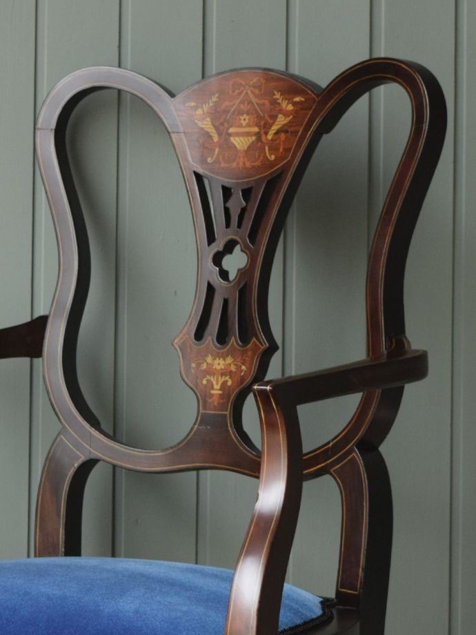 背もたれが美しいアンティークの椅子