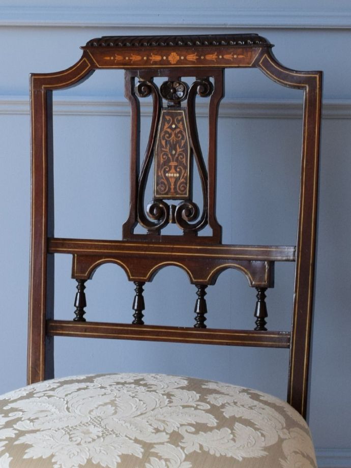 背もたれが美しいアンティークの椅子