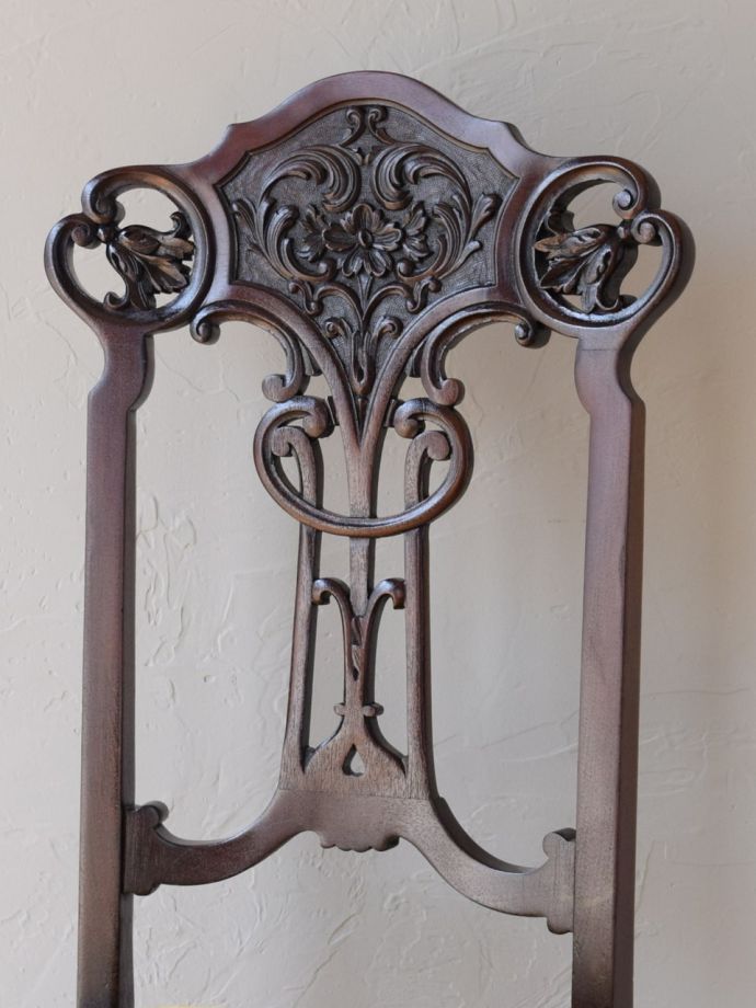 背もたれが美しいアンティークの椅子