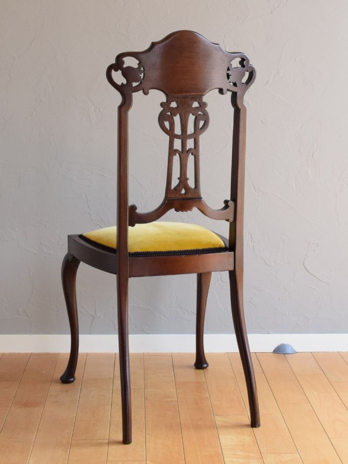 アンティークのサロンチェアの後ろ姿