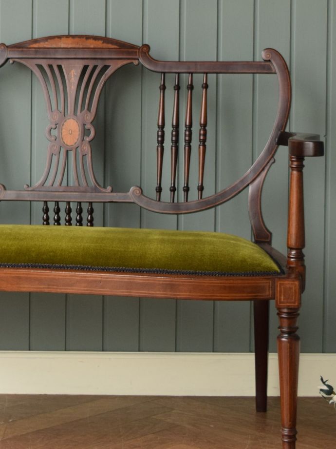 背もたれが美しいアンティークの椅子