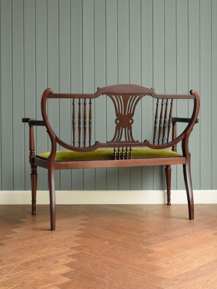 アンティークのセティの後ろ姿