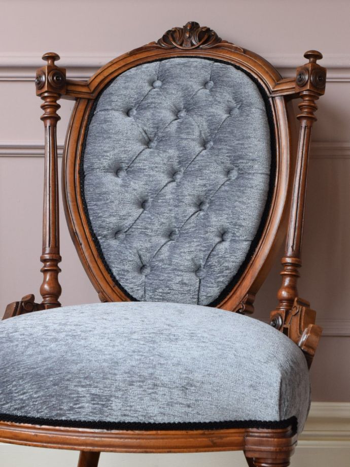 背もたれが美しいアンティークの椅子