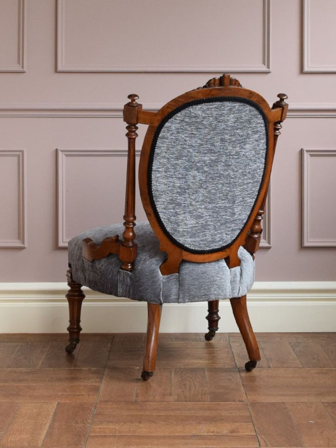 アンティークのパーソナルチェアの後ろ姿