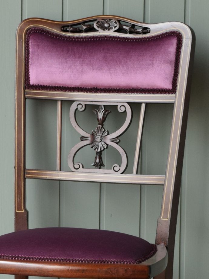 背もたれが美しいアンティークの椅子