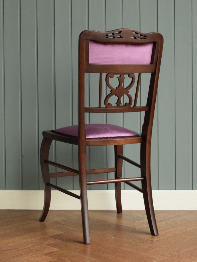 アンティークのサロンチェアの後ろ姿