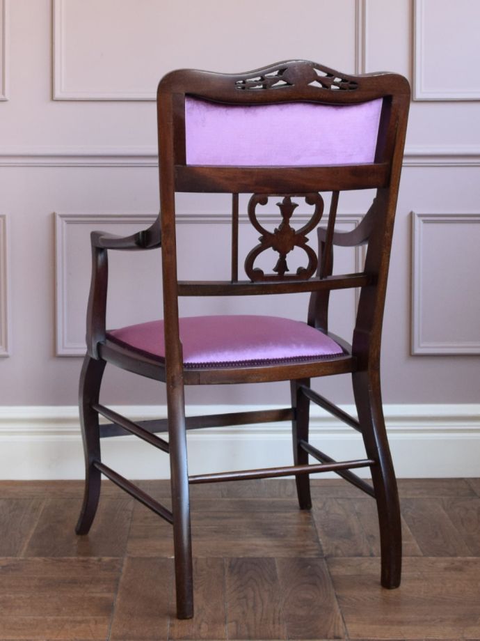 アンティークのサロンチェアの後ろ姿