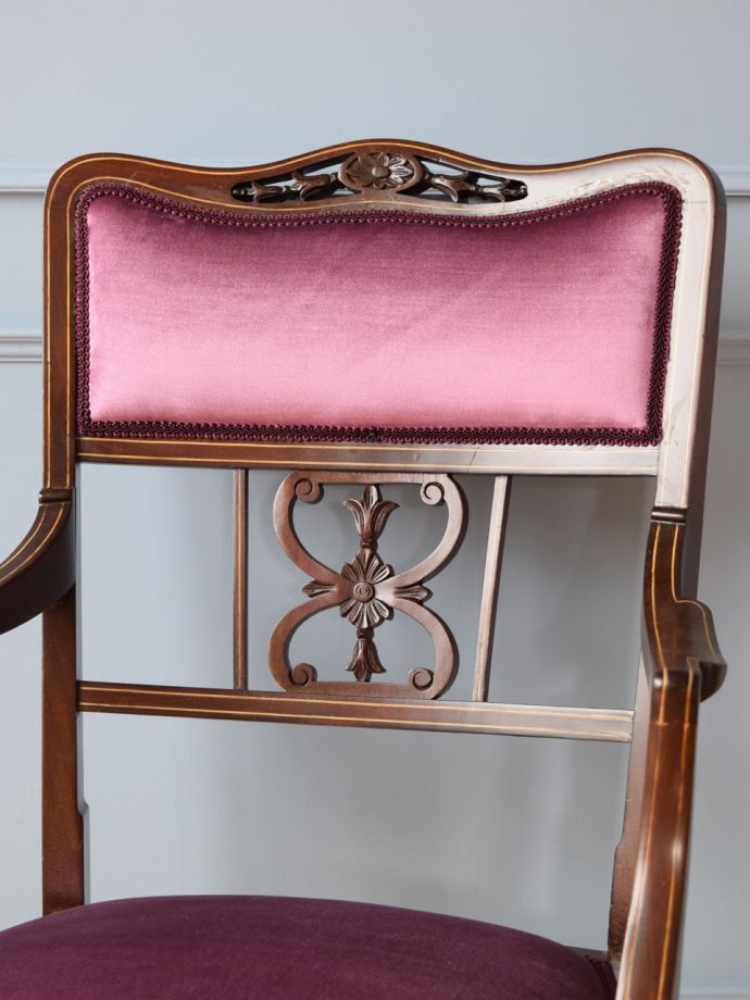 背もたれが美しいアンティークの椅子