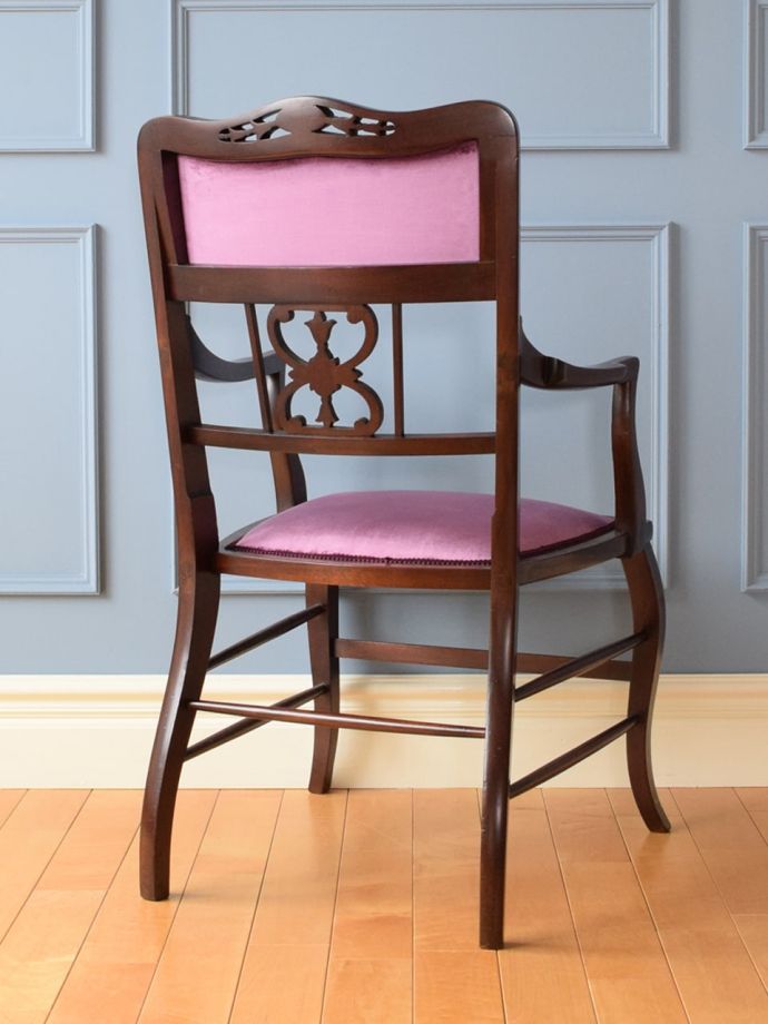 アンティークのサロンチェアの後ろ姿