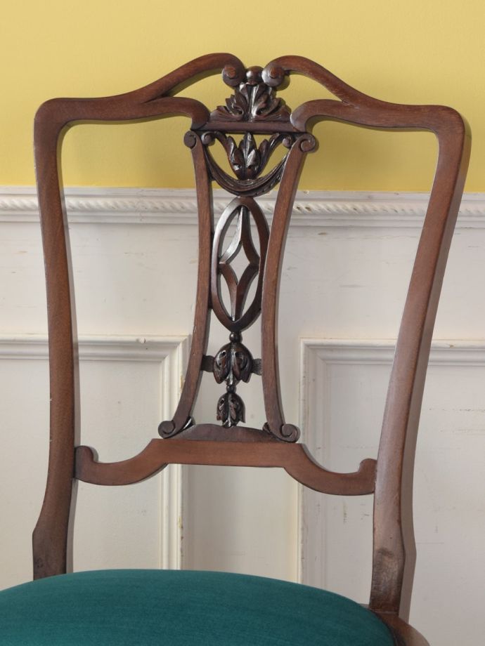 背もたれが美しいアンティークの椅子