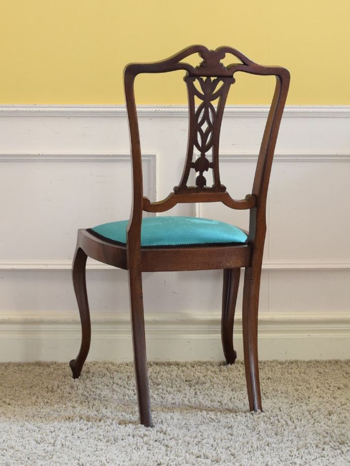 アンティークのサロンチェアの後ろ姿