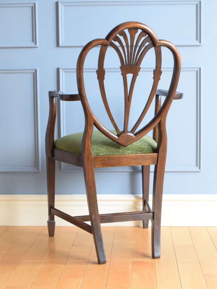 アンティークのサロンチェアの後ろ姿