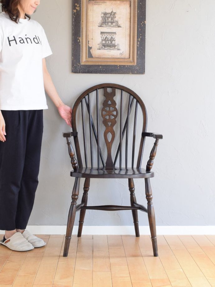 アンティークのホイールバックチェア