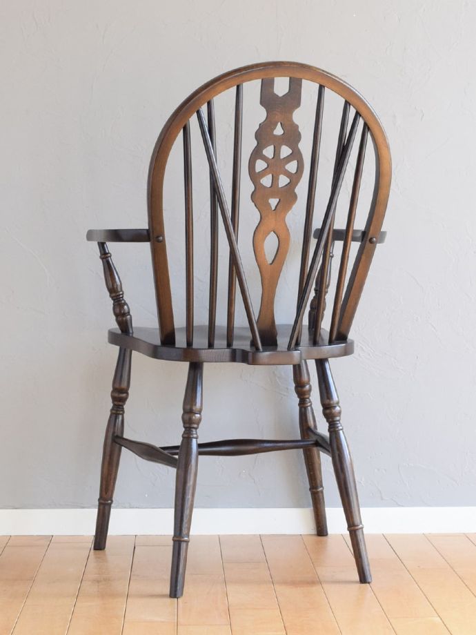 アンティークチェアの後ろ姿