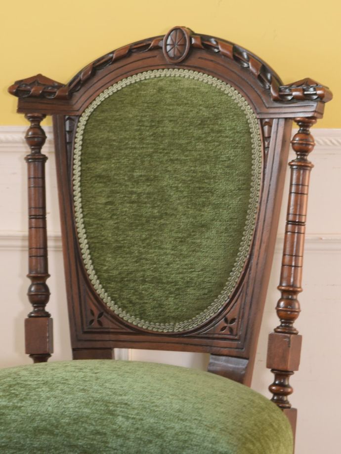 背もたれが美しいアンティークの椅子