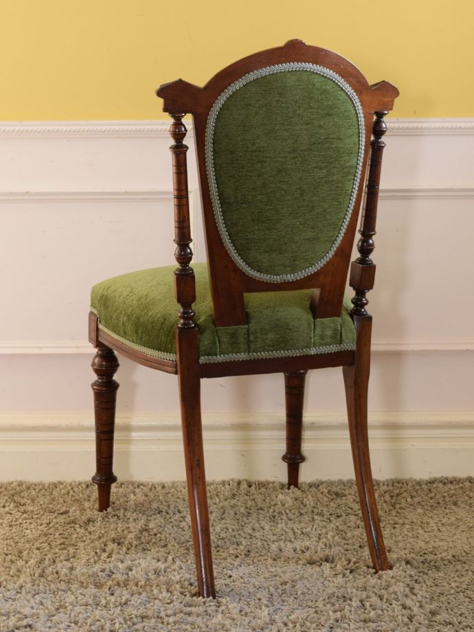 アンティークのサロンチェアの後ろ姿