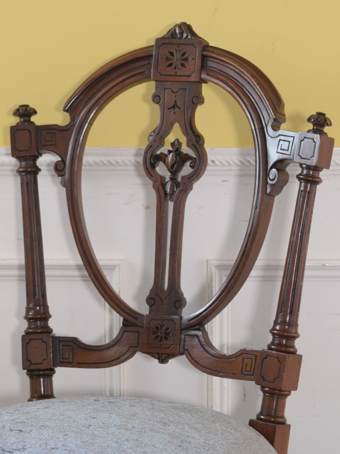 背もたれが美しいアンティークの椅子