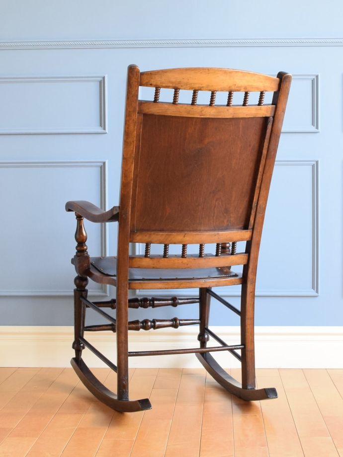 ロッキングチェアの後ろ姿