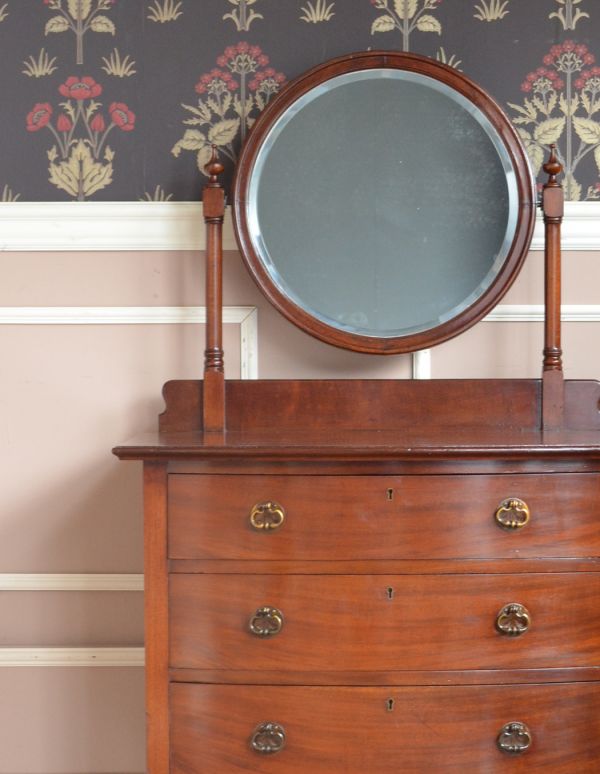 サイドバイサイド　アンティーク家具　アンティーク英国家具、マホガニー材のドレッシングチェスト。大きな引き出しがあるので、しっかり収納！日用品をしまっても、外見が素敵なので絵になるから嬉しい。(q-525-f)