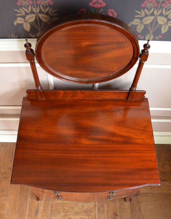 サイドバイサイド　アンティーク家具　アンティーク英国家具、マホガニー材のドレッシングチェスト。天板も木目がとってもキレイです。(q-525-f)