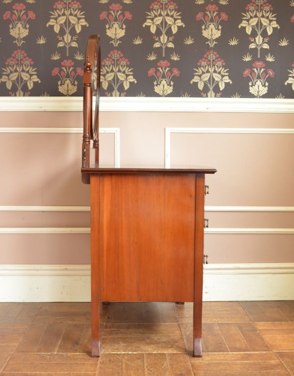 サイドバイサイド　アンティーク家具　アンティーク英国家具、マホガニー材のドレッシングチェスト。サイドからみても絵になります。(q-525-f)