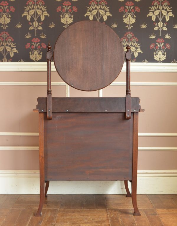 サイドバイサイド　アンティーク家具　アンティーク英国家具、マホガニー材のドレッシングチェスト。裏側もキチンと仕上げているので、キレイな状態です。(q-525-f)