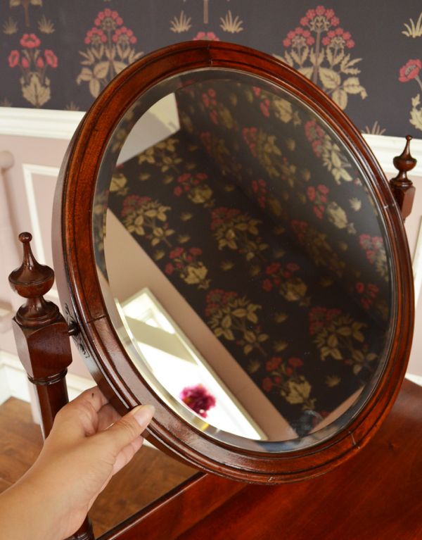 サイドバイサイド　アンティーク家具　アンティーク英国家具、マホガニー材のドレッシングチェスト。アンティークのミラーには美しいカッティングが入っているので高級感があります。(q-525-f)