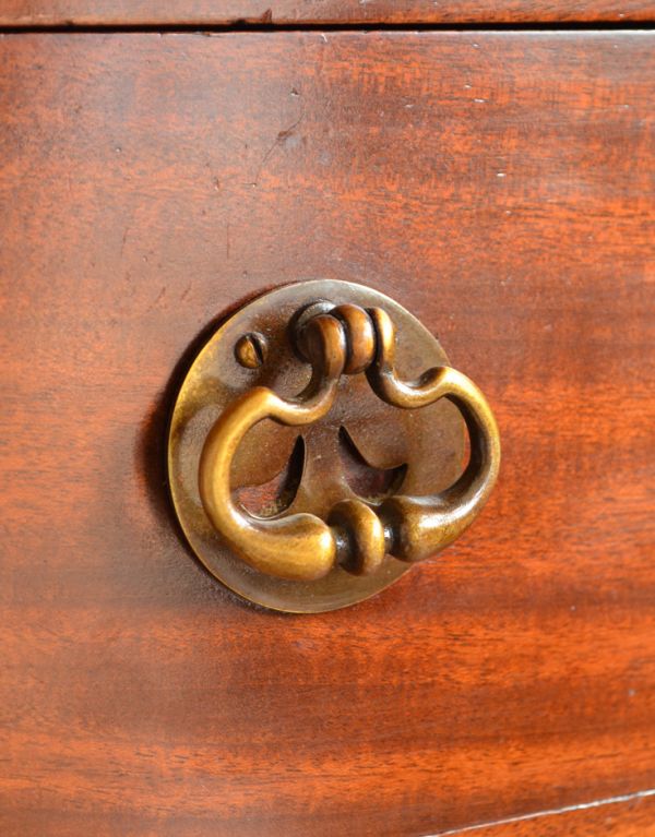 サイドバイサイド　アンティーク家具　アンティーク英国家具、マホガニー材のドレッシングチェスト。取っ手が素敵！アンティークならではの重厚感が出ています。(q-525-f)