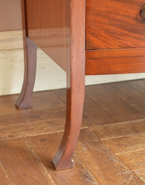 サイドバイサイド　アンティーク家具　アンティーク英国家具、マホガニー材のドレッシングチェスト。脚がすっきりしているのでお掃除も楽ですよ。(q-525-f)