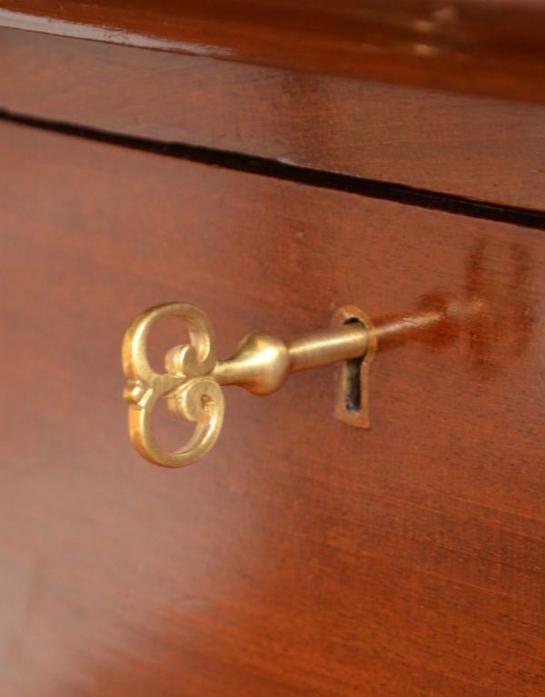 サイドバイサイド　アンティーク家具　アンティーク英国家具、マホガニー材のドレッシングチェスト。各引き出しに鍵穴があります。(q-525-f)