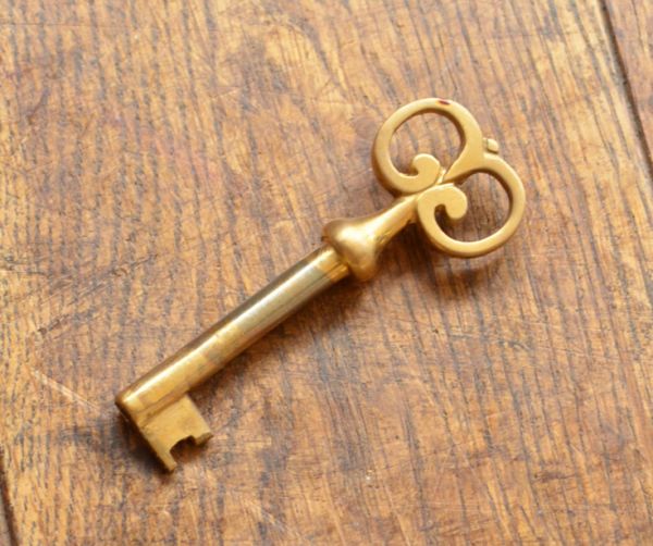 サイドバイサイド　アンティーク家具　アンティーク英国家具、マホガニー材のドレッシングチェスト。アンティークの鍵です。(q-525-f)