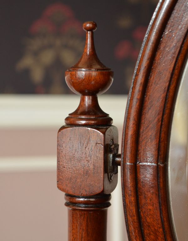 サイドバイサイド　アンティーク家具　アンティーク英国家具、マホガニー材のドレッシングチェスト。細やかな装飾が美しいので、見ているだけでうっとりしちゃいます。(q-525-f)