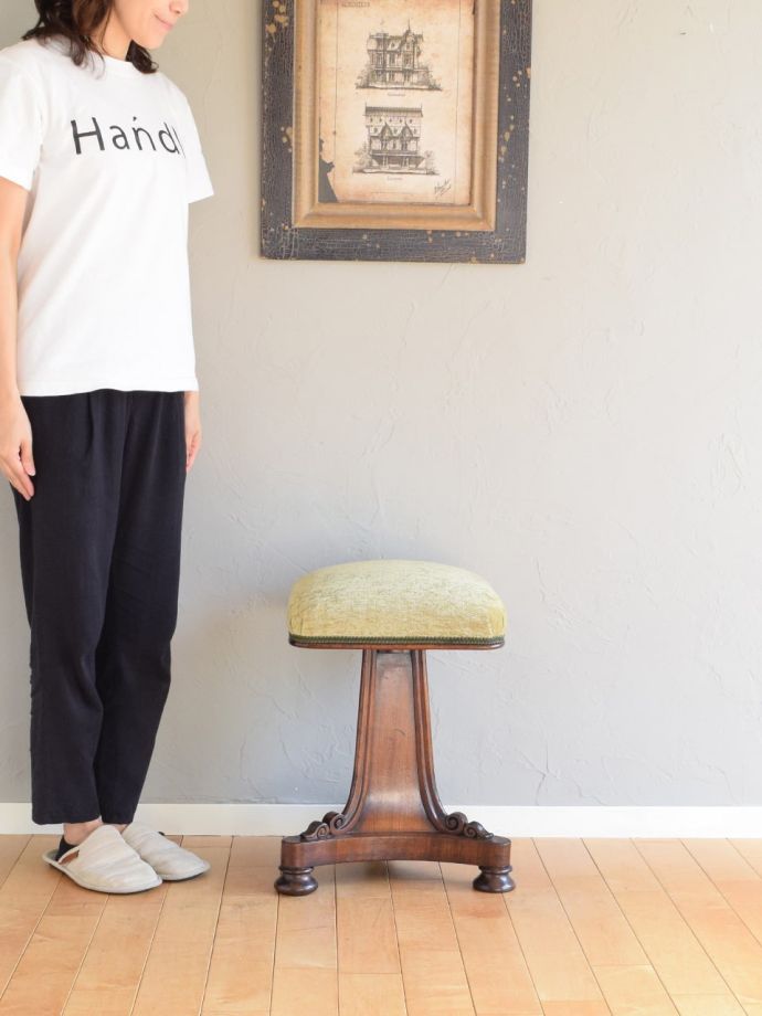 アンティークのピアノスツール