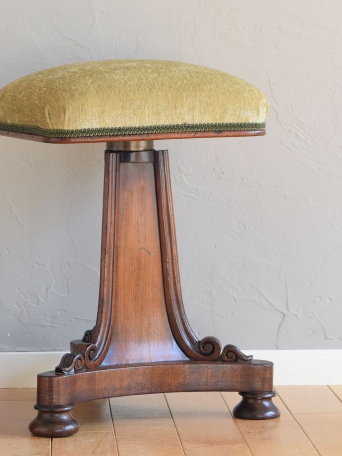 アンティークの椅子らしい美しい装飾