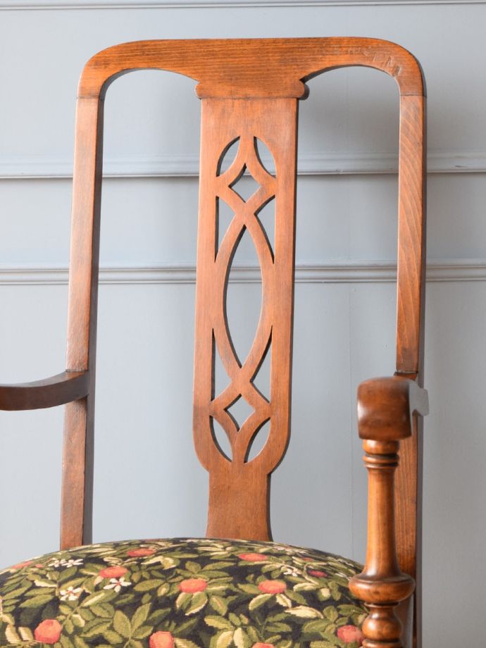 アンティークらしい美しい椅子