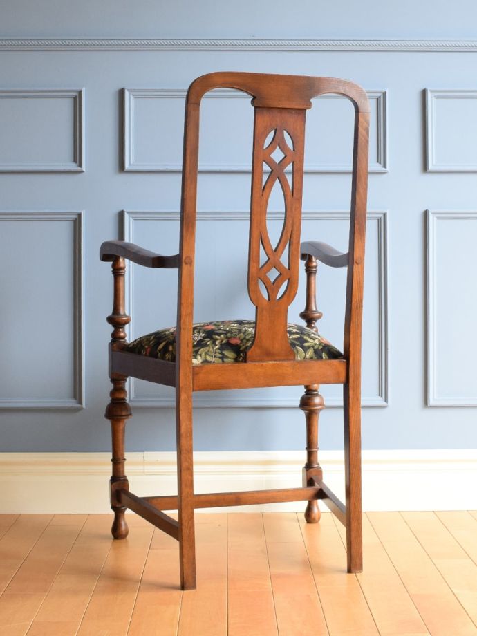 アンティークチェアの後ろ姿