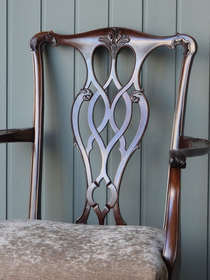 背もたれが美しいアンティークの椅子
