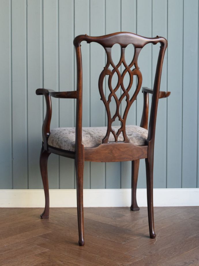 アンティークのサロンチェアの後ろ姿