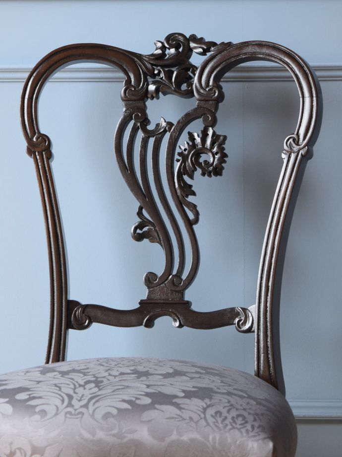 背もたれが美しいアンティークの椅子