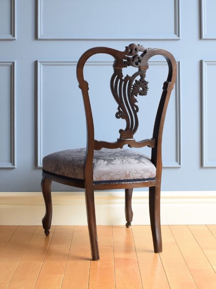 アンティークのサロンチェアの後ろ姿