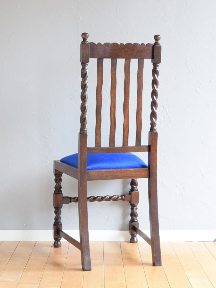 アンティークチェアの後ろ姿