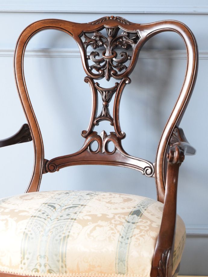 背もたれが美しいアンティークの椅子