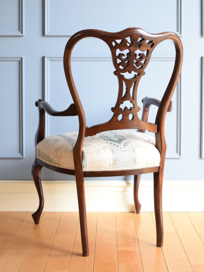 アンティークのサロンチェアの後ろ姿