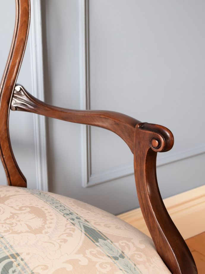 アンティークの椅子のアーム