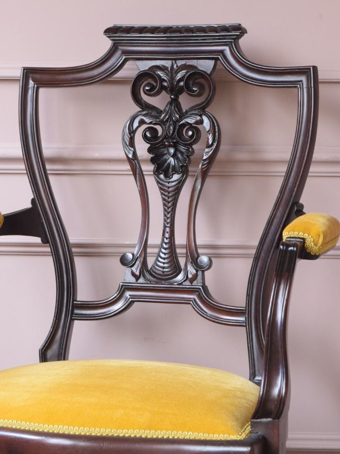 背もたれが美しいアンティークの椅子