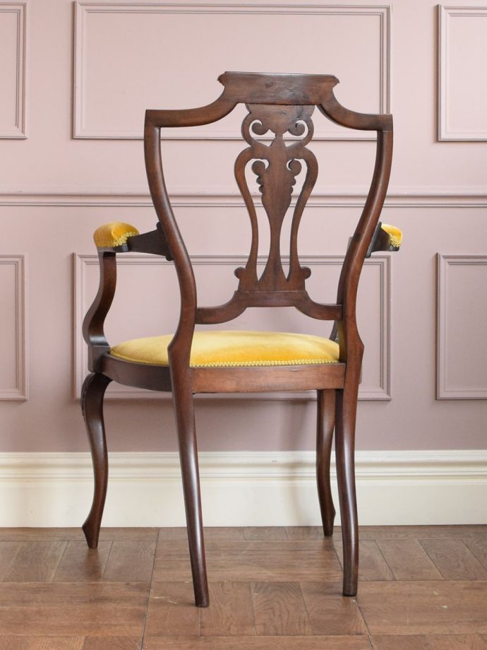 アンティークのサロンチェアの後ろ姿