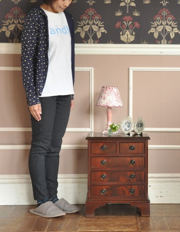 アンティークのチェスト アンティーク家具 カッコいいアンティークの英国家具、マホガニー材のチェストオブドロワーズ。高級感があって女性らしい優しいシルエット。(q-538-f)